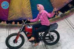 موتورسواری دخترمحجبه روی دیوار مرگ +فیلم